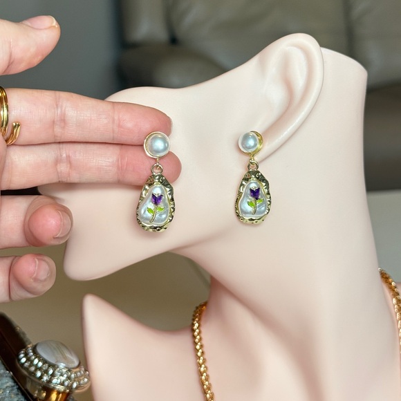 Elegant Gold and Pearl Floral Earrings - Picture 8 of 8